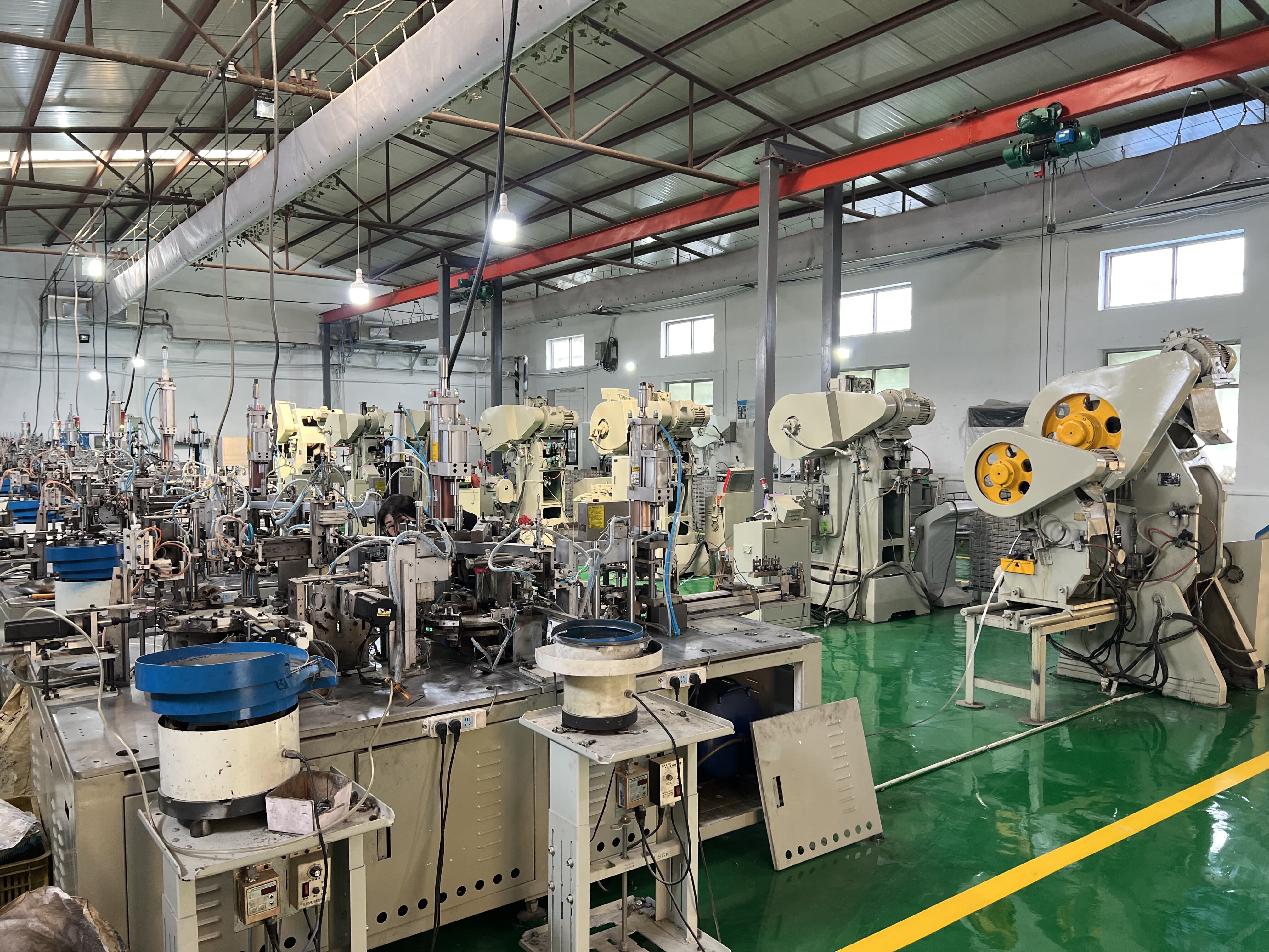 Taller de producción de abrazaderas tipo P