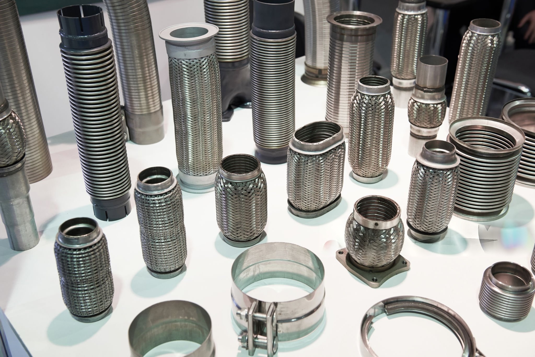 Diferentes tubos flexibles de escape, fuelles de escape y componentes de escape relacionados