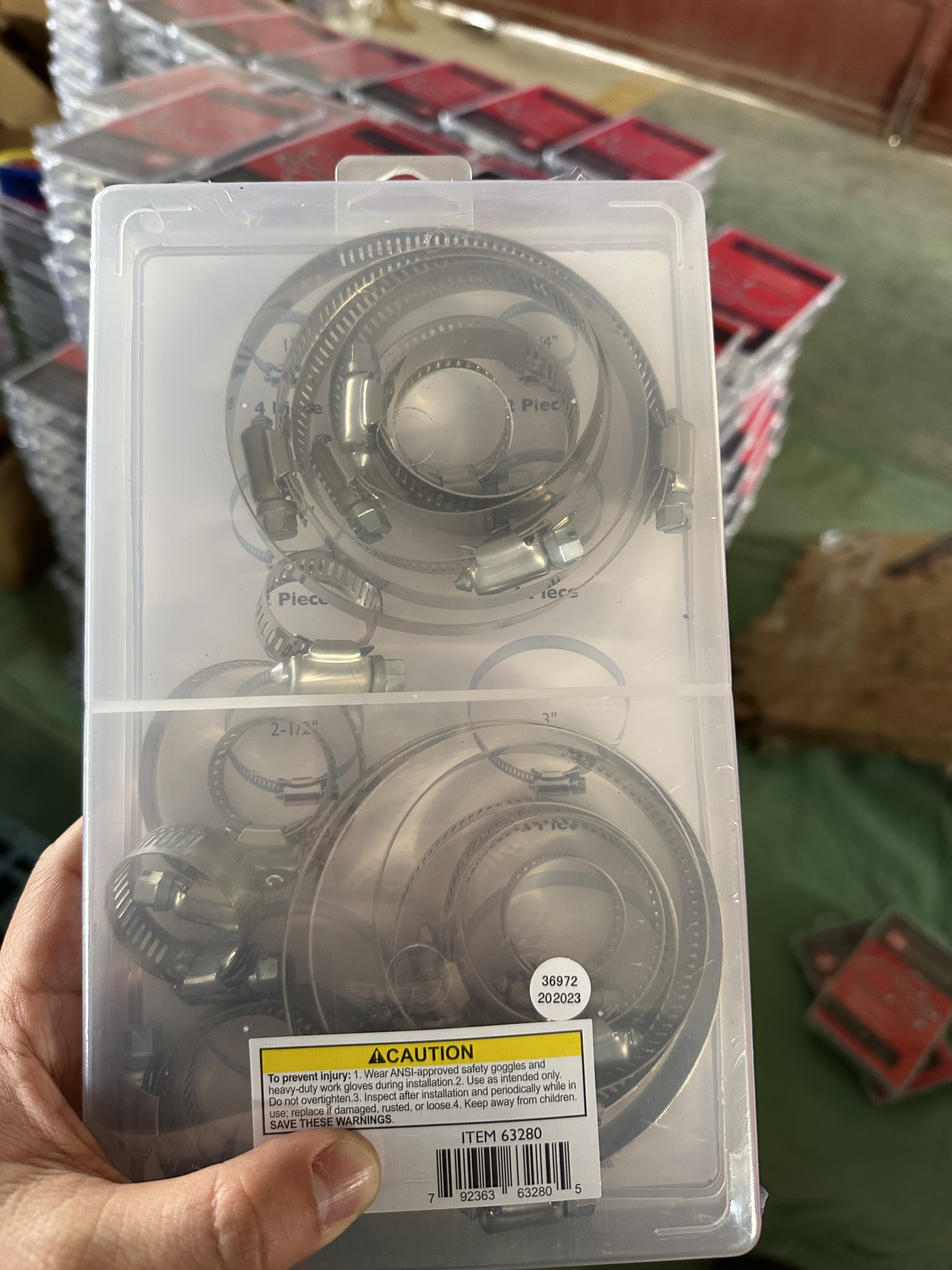 Producción de abrazaderas en caja