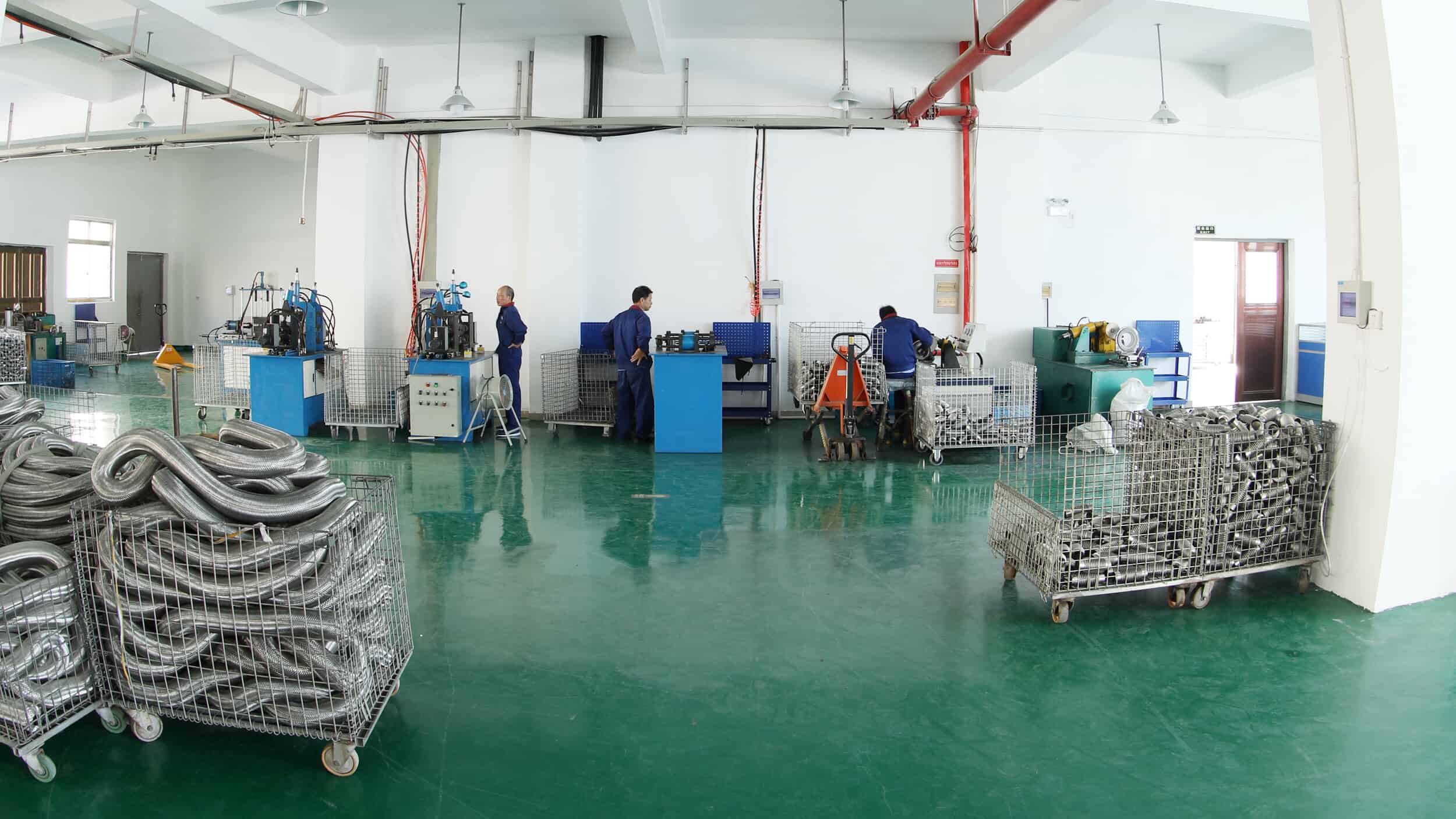 Taller de producción de tuberías flexibles de escape de Yue