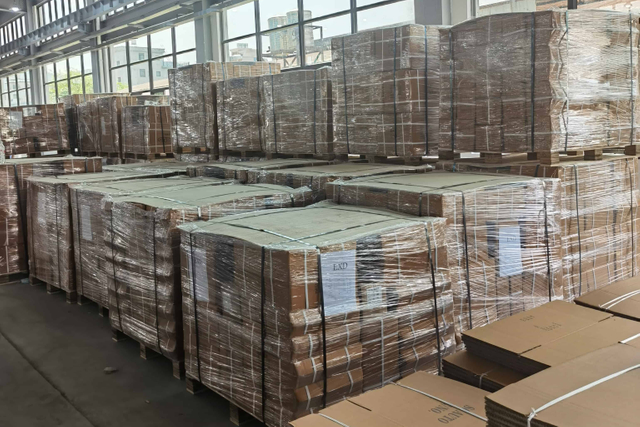 Almacenamiento de almacenamiento organizado para productos de sistema de escape terminados listos para el envío