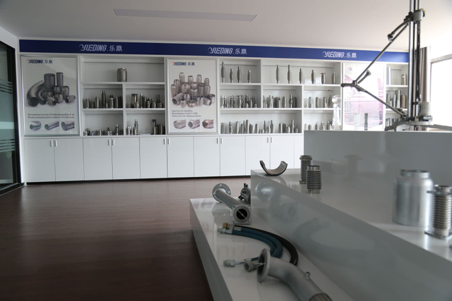 Visualización de varias abrazaderas de escape y muestras de componentes de escape industrial