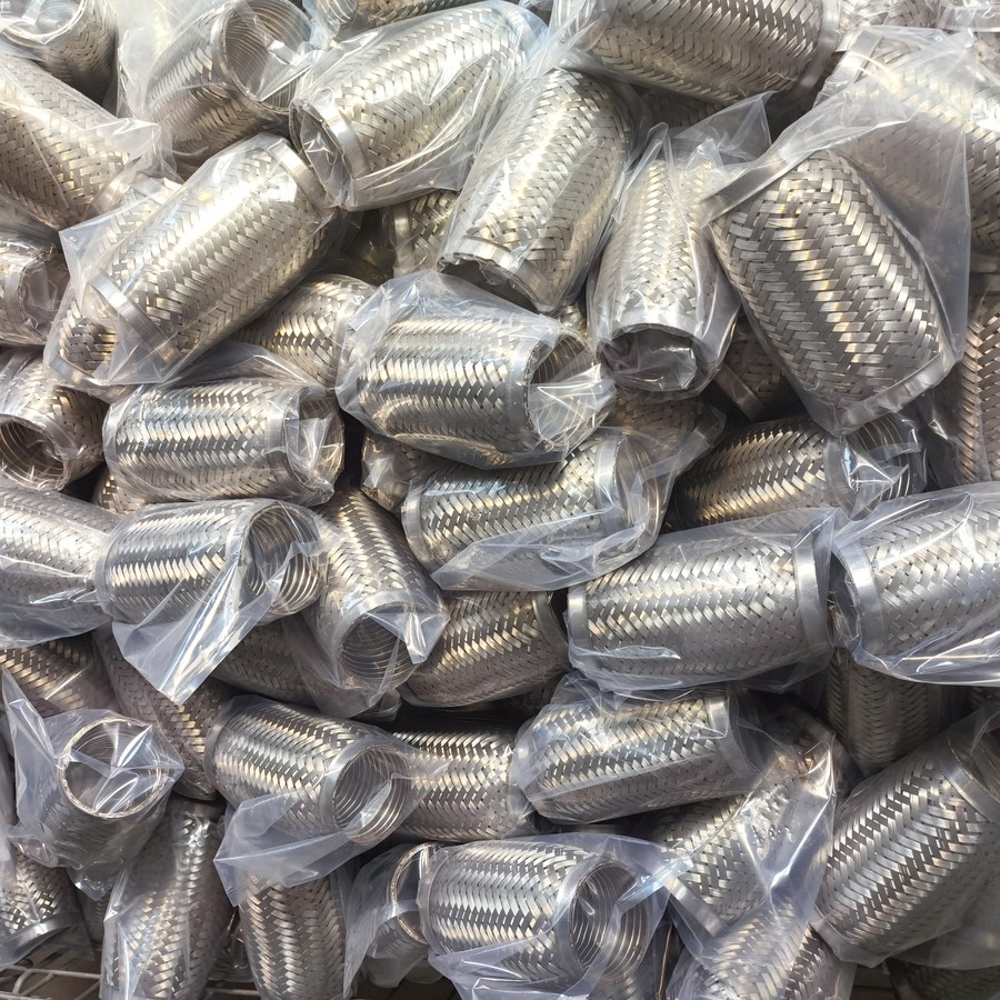 Tubería flexible de escape con enclavamiento