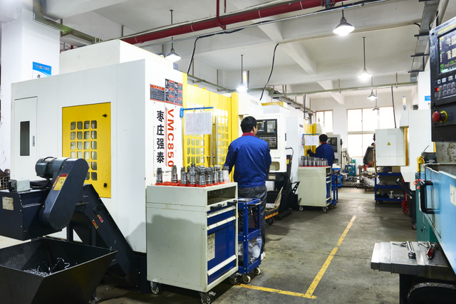 Técnico que opera equipos avanzados de estampado o soldadura para abrazaderas de escape