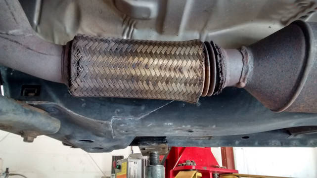 &iquest;Se puede reparar un tubo flexible de escape?