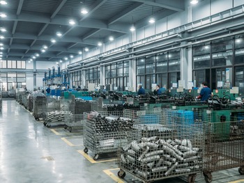 Línea de formación de fuelles YDCT que produce fuelles de escape de acero inoxidable para aplicaciones automotrices.