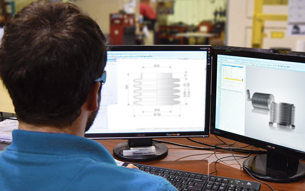 Ingeniero diseñando fuelles de acero inoxidable y componentes de escape en el software CAD