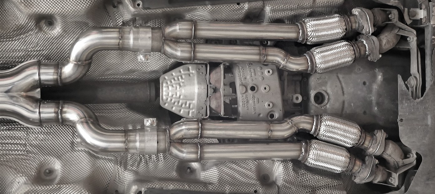 &iquest;Qu&eacute; es un tubo de escape flexible en un autom&oacute;vil?