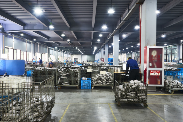 Vista amplia del taller de mecanizado de metales para componentes de escape industrial y automotriz