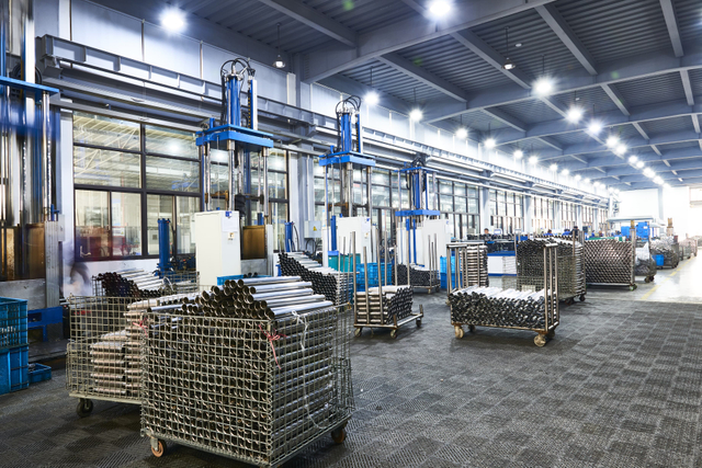 Área de estadificación para materias primas y piezas de metal estampada para la fabricación del sistema de escape